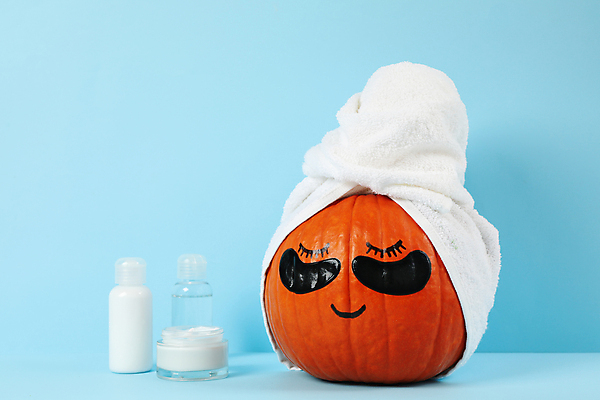 포토 JPG 해외이미지 컨셉 실내 미소 사람없음 장식 수건 뷰티 스파 화장품 할로윈 가을 파란배경 팩 스킨케어 마스크팩 아이팩 잭오랜턴 해외포토 계절 백그라운드 표정 내부 파란색 위생용품 파일형식