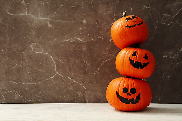 포토 JPG 해외이미지 실내 미소 사람없음 장식 쌓기 할로윈 잭오랜턴 카피스페이스 갈색배경 해외포토 백그라운드 모션 표정 내부 갈색 공백 파일형식