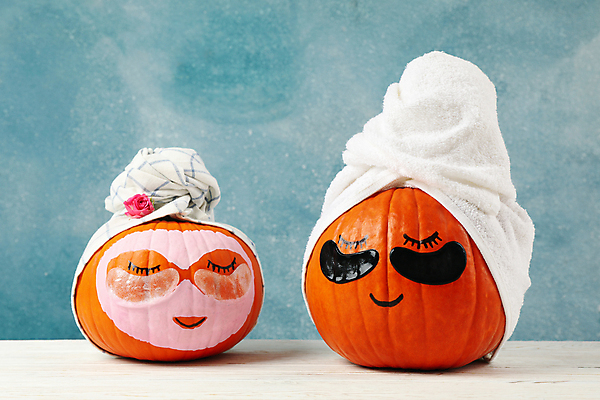 포토 JPG 해외이미지 컨셉 실내 미소 사람없음 장식 수건 뷰티 장미 스파 화장품 할로윈 가을 파란배경 스킨케어 마스크팩 아이팩 잭오랜턴 해외포토 계절 꽃 백그라운드 표정 내부 파란색 위생용품 팩 파일형식