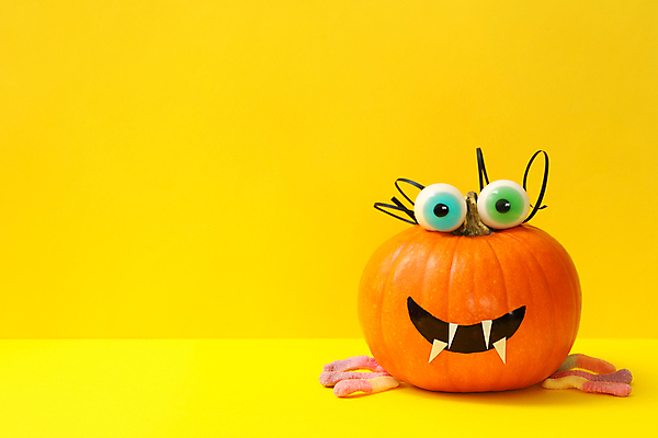 포토 JPG 해외이미지 실내 사탕 사람없음 장식 할로윈 가을 젤리 노란배경 몬스터 잭오랜턴 카피스페이스 해외포토 계절 백그라운드 디저트 내부 노란색 공백 파일형식