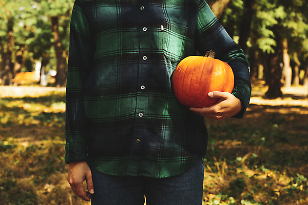 포토 JPG 해외이미지 주간 여자 호박 한명 들기 상반신 성인 야외 앞모습 아웃포커스 가을 추수감사절 성인여자한명만 해외포토 자연요소 1 계절 기독교 뷰포인트 채소 모션 촬영기법 사람 여자한명만 성인여자만 파일형식