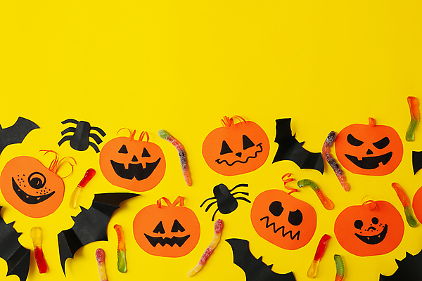 포토 JPG 해외이미지 실내 사람없음 장식 하이앵글 할로윈 가을 페이퍼아트 거미 박쥐 젤리 노란배경 잭오랜턴 카피스페이스 해외포토 계절 뷰포인트 곤충 백그라운드 포유류 디저트 내부 노란색 공백 파일형식