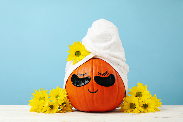 포토 JPG 해외이미지 컨셉 해바라기 실내 미소 사람없음 수건 뷰티 스파 화장품 할로윈 가을 파란배경 스킨케어 마스크팩 아이팩 잭오랜턴 해외포토 계절 꽃 백그라운드 표정 내부 파란색 위생용품 팩 파일형식