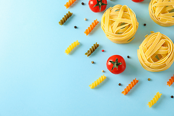 포토 JPG 해외이미지 식재료 방울토마토 실내 사람없음 파란배경 후추 파스타면 카피스페이스 탈리아텔레 푸질리 해외포토 백그라운드 토마토 파스타 내부 파란색 공백 면류 향신료 파일형식