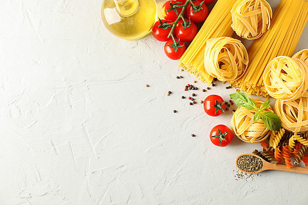 포토 JPG 해외이미지 식재료 방울토마토 실내 사람없음 올리브오일 흰배경 후추 나무숟가락 파스타면 페투치네 카피스페이스 탈리아텔레 푸질리 해외포토 백그라운드 토마토 파스타 내부 숟가락 공백 흰색 면류 기름_음식 향신료 파일형식