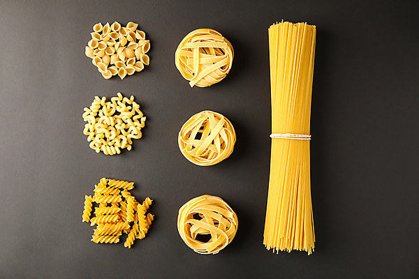 포토 JPG 해외이미지 식재료 검은배경 실내 사람없음 하이앵글 마카로니 파스타면 페투치네 탈리아텔레 푸질리 해외포토 뷰포인트 백그라운드 파스타 내부 검은색 면류 파일형식