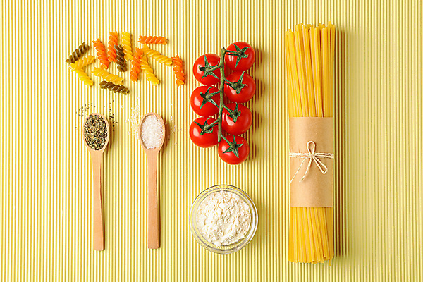 포토 JPG 해외이미지 식재료 방울토마토 실내 사람없음 하이앵글 나무숟가락 노란배경 파스타면 페투치네 푸질리 해외포토 뷰포인트 백그라운드 토마토 파스타 내부 노란색 숟가락 면류 파일형식