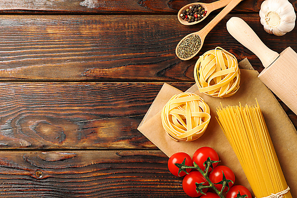 포토 JPG 해외이미지 식재료 방울토마토 실내 사람없음 밀대 나무숟가락 통마늘 파스타면 카피스페이스 나무배경 탈리아텔레 해외포토 백그라운드 토마토 주방용품 파스타 마늘 내부 숟가락 공백 면류 파일형식