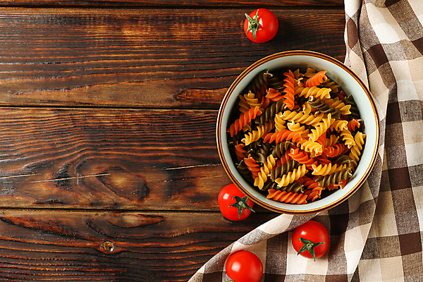 포토 JPG 해외이미지 그릇 식재료 실내 사람없음 하이앵글 식탁보 파스타면 카피스페이스 나무배경 푸질리 해외포토 식기 뷰포인트 백그라운드 파스타 내부 공백 면류 파일형식