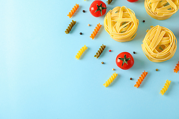 포토 JPG 해외이미지 식재료 방울토마토 실내 사람없음 파란배경 파스타면 카피스페이스 탈리아텔레 푸질리 해외포토 백그라운드 토마토 파스타 내부 파란색 공백 면류 파일형식