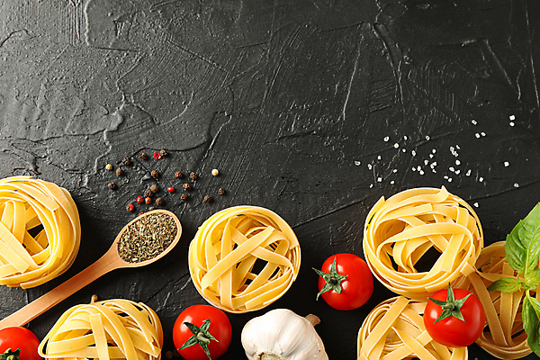 포토 JPG 해외이미지 식재료 방울토마토 검은배경 실내 사람없음 소금 후추 나무숟가락 파스타면 카피스페이스 탈리아텔레 해외포토 백그라운드 토마토 파스타 내부 숟가락 검은색 공백 면류 향신료 파일형식
