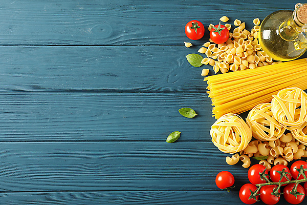 포토 JPG 해외이미지 식재료 방울토마토 실내 사람없음 올리브오일 파스타면 카피스페이스 나무배경 탈리아텔레 해외포토 백그라운드 토마토 파스타 내부 공백 면류 기름_음식 파일형식