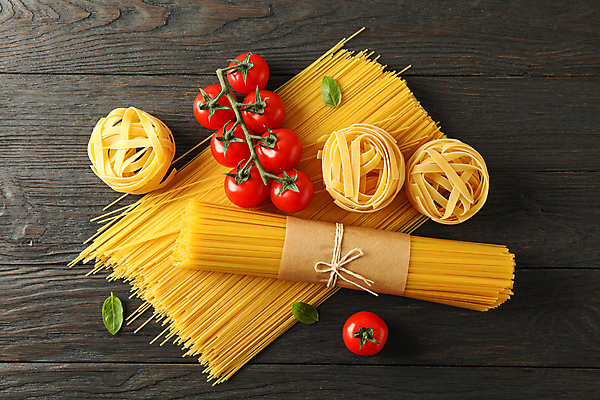 포토 JPG 해외이미지 식재료 방울토마토 검은배경 실내 사람없음 하이앵글 파스타면 탈리아텔레 해외포토 뷰포인트 백그라운드 토마토 파스타 내부 검은색 면류 파일형식