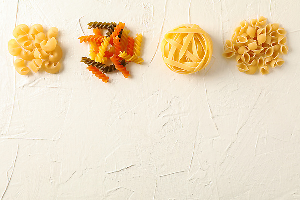 포토 JPG 해외이미지 식재료 실내 사람없음 하이앵글 흰배경 일렬 마카로니 파스타면 카피스페이스 탈리아텔레 푸질리 해외포토 뷰포인트 백그라운드 파스타 내부 공백 흰색 면류 파일형식