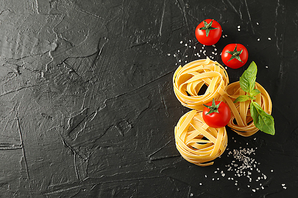 포토 JPG 해외이미지 식재료 방울토마토 검은배경 실내 사람없음 하이앵글 소금 파스타면 카피스페이스 탈리아텔레 해외포토 뷰포인트 백그라운드 토마토 파스타 내부 검은색 공백 면류 파일형식