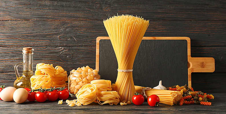 포토 JPG 해외이미지 식재료 방울토마토 실내 종류 사람없음 계란 올리브오일 다발 나무도마 파스타면 탈리아텔레 해외포토 토마토 도마 파스타 내부 목재 알 면류 기름_음식 파일형식