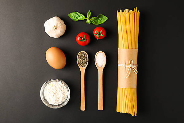 포토 JPG 해외이미지 식재료 방울토마토 검은배경 실내 사람없음 하이앵글 계란 다발 나무숟가락 통마늘 파스타면 해외포토 뷰포인트 백그라운드 토마토 파스타 마늘 내부 알 숟가락 검은색 면류 파일형식
