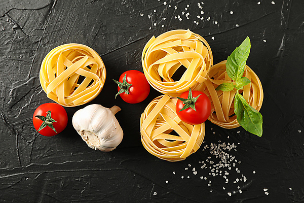 포토 JPG 해외이미지 식재료 방울토마토 검은배경 실내 사람없음 하이앵글 소금 통마늘 파스타면 탈리아텔레 해외포토 뷰포인트 백그라운드 토마토 파스타 마늘 내부 검은색 면류 파일형식