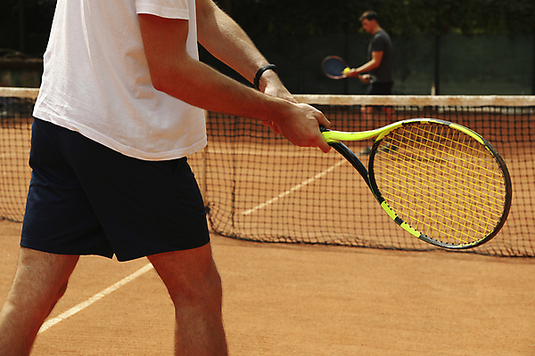 포토 JPG 해외이미지 주간 전신 백인 손 남자 서기 들기 상반신 성인 야외 두명 뒷모습 아웃포커스 테니스 테니스라켓 네트 테니스장 테니스복 성인남자만 해외포토 자연요소 서양인 스포츠 뷰포인트 스포츠시설 모션 촬영기법 사람 신체부위 운동복 구기 라켓 남자만 성인만 파일형식