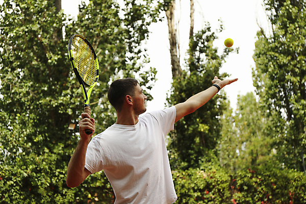 포토 JPG 해외이미지 주간 백인 남자 한명 상반신 성인 야외 옆모습 아웃포커스 테니스 테니스라켓 던지기 테니스공 성인남자한명만 해외포토 자연요소 서양인 1 뷰포인트 공 모션 촬영기법 사람 구기 라켓 테니스용품 남자한명만 성인남자만 파일형식