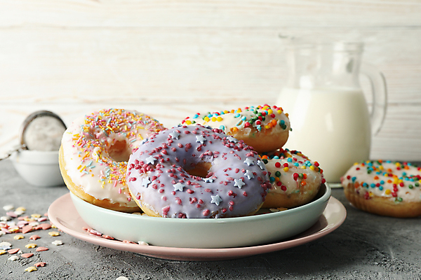 포토 JPG 해외이미지 접시 잔 사람없음 아웃포커스 우유 도넛 스프링클 해외포토 식기 디저트 유제품 촬영기법 장식 파일형식