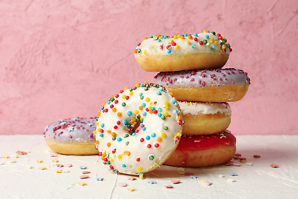 포토 JPG 해외이미지 사람없음 쌓기 도넛 스프링클 분홍색배경 해외포토 분홍색 백그라운드 모션 디저트 장식 파일형식