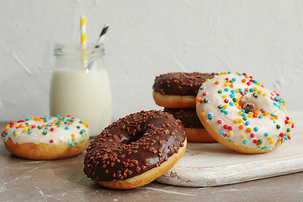포토 JPG 해외이미지 잔 빨대 사람없음 쌓기 우유 도넛 흰배경 나무도마 해외포토 식기 백그라운드 모션 디저트 유제품 도마 목재 흰색 파일형식