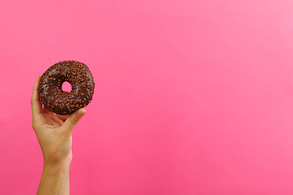 포토 JPG 해외이미지 손 들기 신체부위 도넛 분홍색배경 해외포토 분홍색 백그라운드 모션 디저트 사람 파일형식