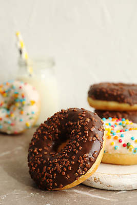 포토 JPG 해외이미지 잔 빨대 근접촬영 사람없음 아웃포커스 우유 도넛 흰배경 나무도마 해외포토 식기 뷰포인트 백그라운드 디저트 유제품 도마 촬영기법 목재 흰색 파일형식