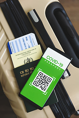 포토 JPG 해외여행 모바일 실내 사람없음 스마트폰 하이앵글 캐리어 사회이슈 항공권 여권 온라인 QR코드 면역력 접종 증명서 전자여권 코로나바이러스 포스트코로나 백신여권 델타변이바이러스 위드코로나 국내포토 해외 뷰포인트 여행 컨셉 의학 내부 핸드폰 스마트기기 여행가방 티켓 바이러스 파일형식