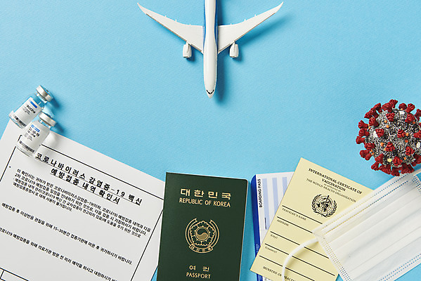 포토 JPG 스튜디오촬영 해외여행 실내 마스크 사람없음 하이앵글 모형 사회이슈 항공권 파란배경 여권 주사약 면역력 백신 비행기모형 접종 증명서 확인서 플랫레이 코로나바이러스 바이알 포스트코로나 백신여권 델타변이바이러스 위드코로나 국내포토 해외 뷰포인트 여행 백그라운드 컨셉 의학 비행기 내부 파란색 약 의료용품 티켓 플랫 바이러스 문서 파일형식