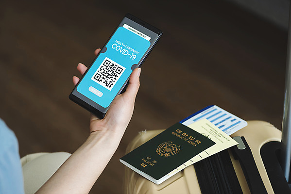 포토 JPG 손 해외여행 모바일 실내 들기 신체부위 스마트폰 캐리어 사회이슈 항공권 여권 온라인 QR코드 면역력 접종 증명서 전자여권 코로나바이러스 포스트코로나 백신여권 델타변이바이러스 위드코로나 국내포토 해외 여행 컨셉 의학 모션 사람 내부 핸드폰 스마트기기 여행가방 티켓 바이러스 파일형식
