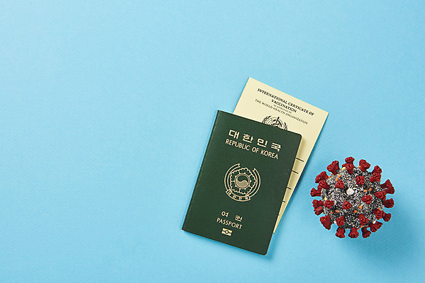 포토 JPG 스튜디오촬영 해외여행 실내 사람없음 하이앵글 모형 사회이슈 파란배경 여권 면역력 접종 증명서 코로나바이러스 포스트코로나 백신여권 위드코로나 국내포토 해외 뷰포인트 여행 백그라운드 컨셉 의학 내부 파란색 바이러스 파일형식