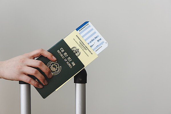 포토 JPG 스튜디오촬영 손 해외여행 회색배경 실내 손잡이 들기 신체부위 캐리어 사회이슈 항공권 여권 면역력 접종 증명서 코로나바이러스 포스트코로나 백신여권 위드코로나 국내포토 해외 여행 백그라운드 컨셉 의학 모션 사람 내부 여행가방 회색 티켓 바이러스 파일형식