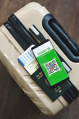 포토 JPG 해외여행 모바일 실내 사람없음 스마트폰 하이앵글 캐리어 사회이슈 항공권 여권 온라인 QR코드 면역력 접종 증명서 전자여권 코로나바이러스 포스트코로나 백신여권 위드코로나 국내포토 해외 뷰포인트 여행 컨셉 의학 내부 핸드폰 스마트기기 여행가방 티켓 바이러스 파일형식