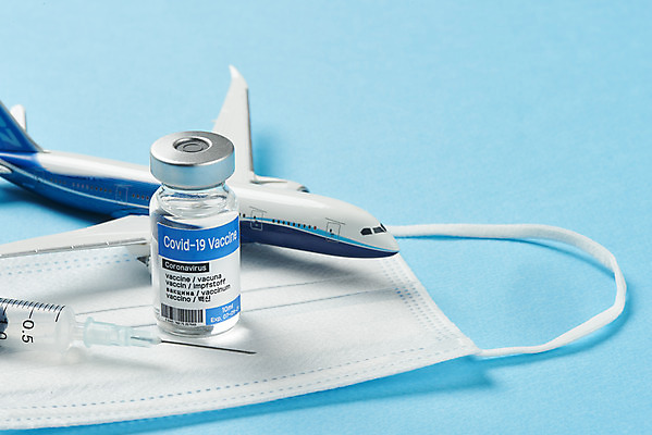 포토 JPG 스튜디오촬영 여행 실내 주사기 마스크 사람없음 사회이슈 파란배경 주사약 면역력 백신 비행기모형 접종 코로나바이러스 바이알 포스트코로나 위드코로나 국내포토 백그라운드 컨셉 의학 의료기기 비행기 내부 파란색 약 모형 의료용품 바이러스 파일형식