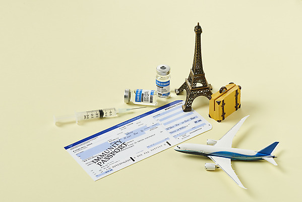 포토 JPG 스튜디오촬영 해외여행 실내 주사기 사람없음 여행가방 미니어처 프랑스 에펠탑 사회이슈 항공권 주사약 면역력 백신 비행기모형 접종 베이지색배경 코로나바이러스 바이알 포스트코로나 백신여권 델타변이바이러스 위드코로나 국내포토 해외 유럽 여행 백그라운드 컨셉 가방 의학 의료기기 비행기 내부 약 모형 의료용품 티켓 바이러스 파리 랜드마크 베이지색 파일형식