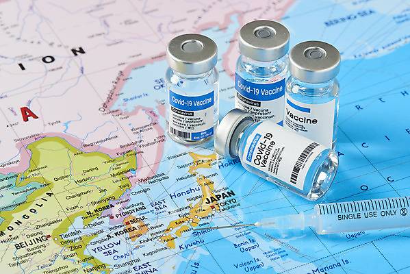 포토 JPG 스튜디오촬영 세계지도 실내 주사기 사람없음 사회이슈 주사약 면역력 백신 접종 코로나바이러스 바이알 포스트코로나 델타변이바이러스 위드코로나 국내포토 컨셉 지도 의학 의료기기 내부 세계 약 의료용품 바이러스 파일형식