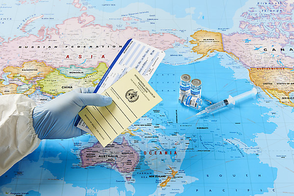 포토 JPG 스튜디오촬영 손 여행 세계지도 실내 주사기 들기 신체부위 사회이슈 항공권 주사약 면역력 백신 접종 증명서 코로나바이러스 바이알 포스트코로나 백신여권 델타변이바이러스 위드코로나 국내포토 컨셉 지도 의학 의료기기 모션 사람 내부 세계 약 의료용품 티켓 바이러스 파일형식