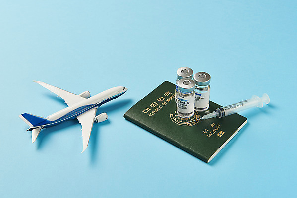 포토 JPG 스튜디오촬영 해외여행 실내 주사기 사람없음 사회이슈 파란배경 여권 주사약 면역력 백신 비행기모형 접종 코로나바이러스 바이알 포스트코로나 백신여권 델타변이바이러스 위드코로나 국내포토 해외 여행 백그라운드 컨셉 의학 의료기기 비행기 내부 파란색 약 모형 의료용품 바이러스 파일형식