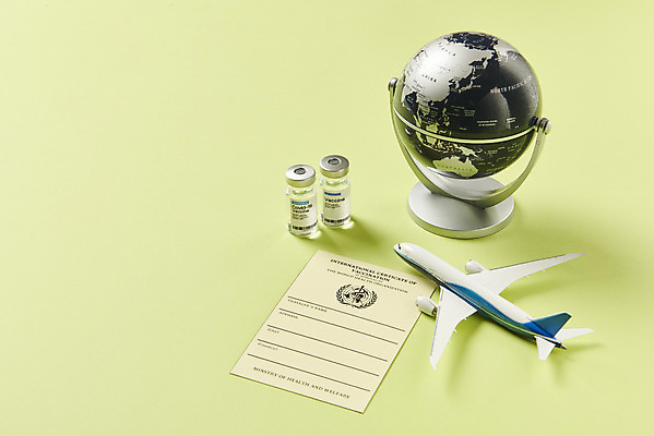 포토 JPG 스튜디오촬영 해외여행 실내 사람없음 지구본 사회이슈 주사약 면역력 백신 비행기모형 접종 증명서 초록배경 코로나바이러스 바이알 포스트코로나 백신여권 델타변이바이러스 위드코로나 국내포토 해외 여행 백그라운드 컨셉 의학 비행기 내부 초록색 약 모형 의료용품 바이러스 파일형식