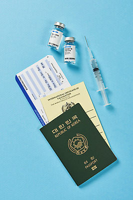 포토 JPG 스튜디오촬영 해외여행 실내 주사기 사람없음 하이앵글 사회이슈 항공권 파란배경 여권 주사약 면역력 백신 접종 증명서 코로나바이러스 바이알 포스트코로나 백신여권 델타변이바이러스 위드코로나 국내포토 해외 뷰포인트 여행 백그라운드 컨셉 의학 의료기기 내부 파란색 약 의료용품 티켓 바이러스 파일형식