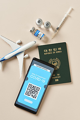 포토 JPG 스튜디오촬영 해외여행 모바일 실내 주사기 사람없음 스마트폰 하이앵글 사회이슈 여권 주사약 온라인 QR코드 면역력 백신 비행기모형 접종 증명서 플랫레이 분홍색배경 전자여권 코로나바이러스 바이알 포스트코로나 백신여권 델타변이바이러스 위드코로나 국내포토 해외 뷰포인트 분홍색 여행 백그라운드 컨셉 의학 의료기기 비행기 내부 핸드폰 스마트기기 약 모형 의료용품 플랫 바이러스 파일형식