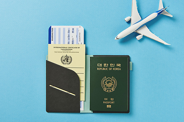 포토 JPG 스튜디오촬영 해외여행 실내 사람없음 하이앵글 사회이슈 항공권 파란배경 여권 면역력 비행기모형 여권케이스 접종 증명서 플랫레이 코로나바이러스 포스트코로나 백신여권 델타변이바이러스 위드코로나 국내포토 해외 뷰포인트 여행 백그라운드 컨셉 의학 비행기 내부 파란색 모형 티켓 플랫 바이러스 파일형식