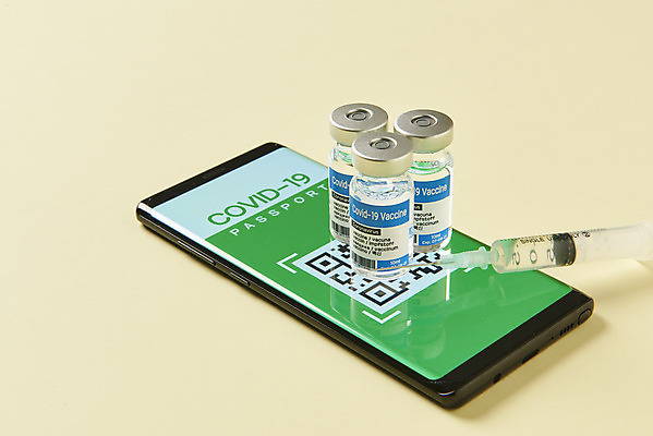 포토 JPG 스튜디오촬영 모바일 실내 주사기 사람없음 스마트폰 사회이슈 주사약 온라인 QR코드 노란배경 면역력 백신 접종 증명서 전자여권 바이알 포스트코로나 백신여권 델타변이바이러스 위드코로나 국내포토 백그라운드 컨셉 의학 의료기기 내부 핸드폰 스마트기기 약 노란색 의료용품 바이러스 여권 파일형식 코로나바이러스