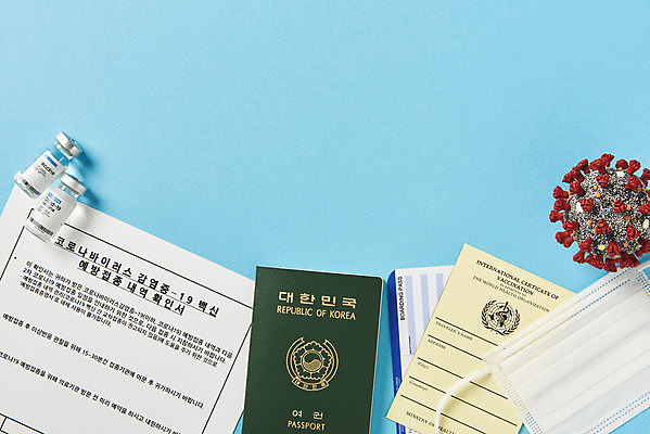 포토 JPG 스튜디오촬영 해외여행 실내 마스크 사람없음 하이앵글 모형 사회이슈 항공권 파란배경 여권 주사약 면역력 백신 접종 증명서 확인서 코로나바이러스 바이알 포스트코로나 백신여권 델타변이바이러스 위드코로나 국내포토 해외 뷰포인트 여행 백그라운드 컨셉 의학 내부 파란색 약 의료용품 티켓 바이러스 문서 파일형식