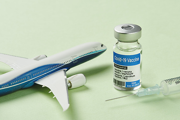 포토 JPG 스튜디오촬영 해외여행 여행 실내 주사기 사람없음 사회이슈 주사약 면역력 백신 비행기모형 접종 초록배경 코로나바이러스 바이알 포스트코로나 델타변이바이러스 위드코로나 국내포토 해외 백그라운드 컨셉 의학 의료기기 비행기 내부 초록색 약 모형 의료용품 바이러스 파일형식