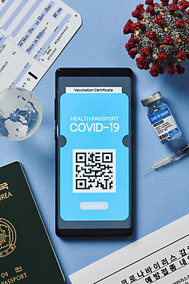 포토 JPG 스튜디오촬영 해외여행 모바일 실내 주사기 사람없음 스마트폰 하이앵글 지구본 모형 사회이슈 항공권 파란배경 여권 주사약 온라인 QR코드 면역력 백신 접종 증명서 플랫레이 전자여권 코로나바이러스 바이알 포스트코로나 백신여권 델타변이바이러스 위드코로나 국내포토 해외 뷰포인트 여행 백그라운드 컨셉 의학 의료기기 내부 파란색 핸드폰 스마트기기 약 의료용품 티켓 플랫 바이러스 파일형식