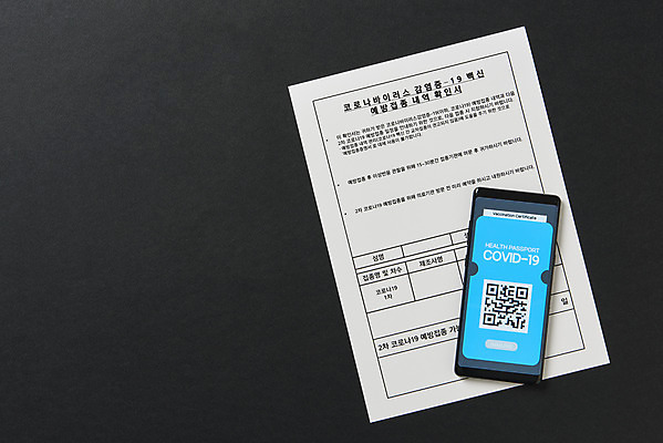 포토 JPG 스튜디오촬영 해외여행 검은배경 모바일 실내 사람없음 스마트폰 하이앵글 사회이슈 온라인 QR코드 면역력 접종 증명서 확인서 전자여권 코로나바이러스 포스트코로나 백신여권 델타변이바이러스 위드코로나 국내포토 해외 뷰포인트 여행 백그라운드 컨셉 의학 내부 핸드폰 스마트기기 검은색 바이러스 문서 여권 파일형식