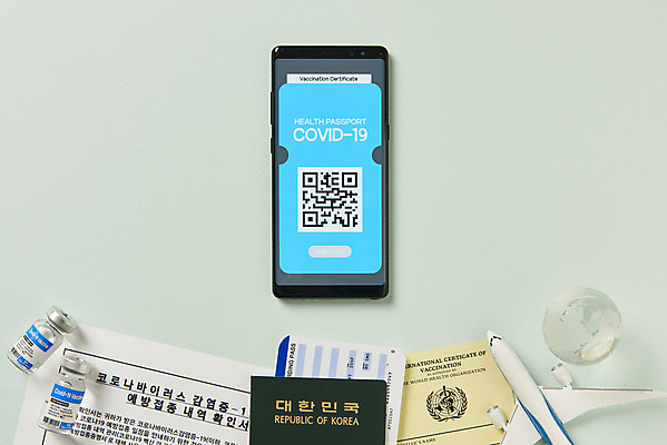 포토 JPG 스튜디오촬영 해외여행 모바일 실내 사람없음 스마트폰 하이앵글 지구본 사회이슈 항공권 여권 주사약 온라인 QR코드 면역력 백신 비행기모형 접종 증명서 확인서 플랫레이 민트색배경 전자여권 코로나바이러스 바이알 포스트코로나 백신여권 델타변이바이러스 위드코로나 국내포토 해외 뷰포인트 여행 백그라운드 컨셉 의학 비행기 내부 핸드폰 스마트기기 약 모형 의료용품 티켓 플랫 바이러스 문서 민트색 파일형식